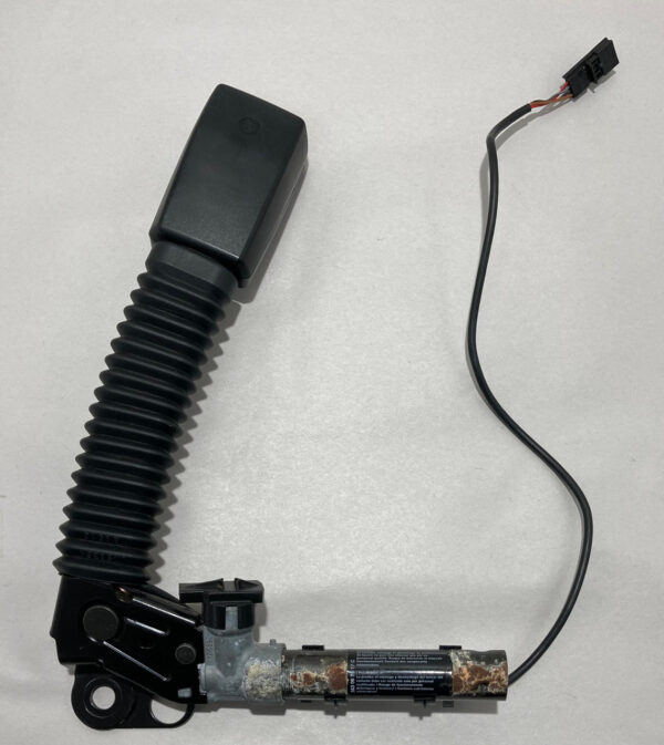 2000-2002 BMW Z3 Driver Side Seat Belt Pretensioner Buckle / OEM / Z3030 - Image 2