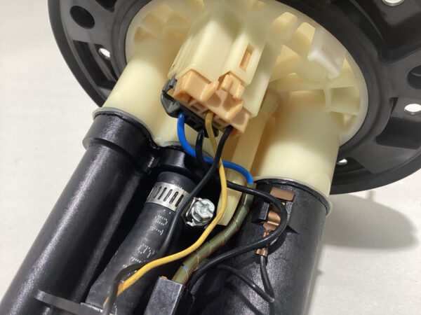 2000-2005 Honda S2000 OEM Fuel Pump w/ Hangar / 141K HS003 - Image 4