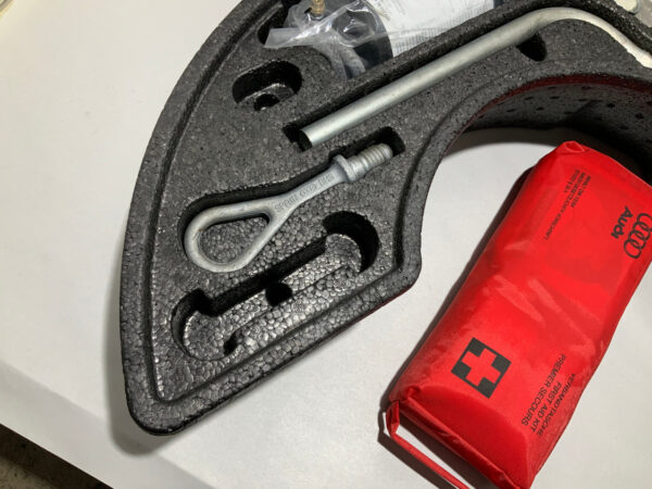 2004-2006 Audi TT 3.2l Emergency Tire Compressor / Tool Kit w/ Foam / Jack / T1021 - Image 5