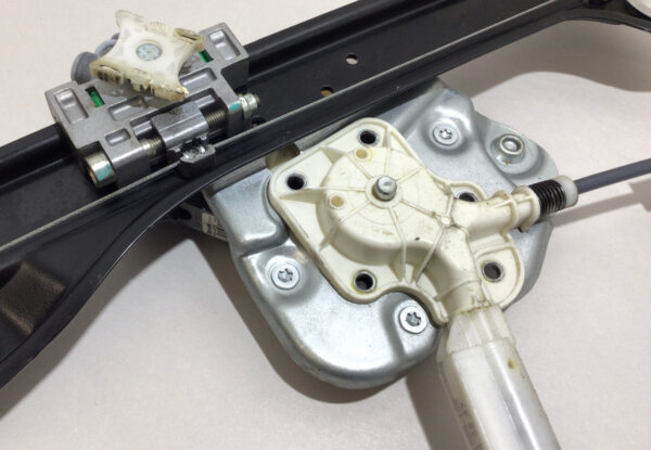 2007-2008 E85 BMW Z4 Driver Side Window Regulator w/ Motor / Z4044 - Image 4