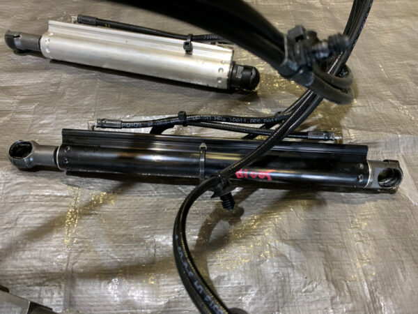2008-2013 BMW 128i 135i E88 Convertible Top Hydraulic Lines w/ Cylinders / B1005 - Image 3