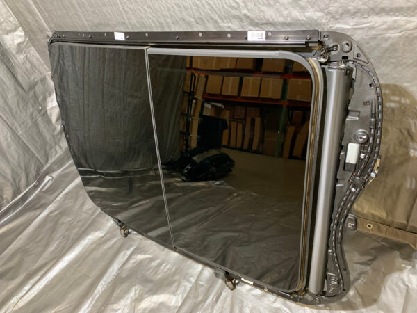 2015-2020 Porsche Macan Panoramic Sunroof Assembly w/ Motor / PM002 - Image 2