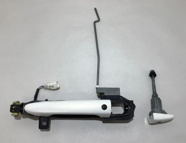 2017-2020 Fiat 124 Spider Driver Exterior Door Handle w/ Keyless Entry / Arctic White FD016